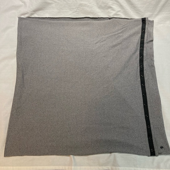 Women’s Lululemon striped Vinyasa Infinity Scarf! Snap button wrap! One size - Picture 1 of 7